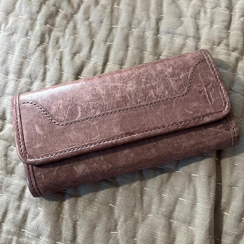 FRYE WALLET IN LILAC